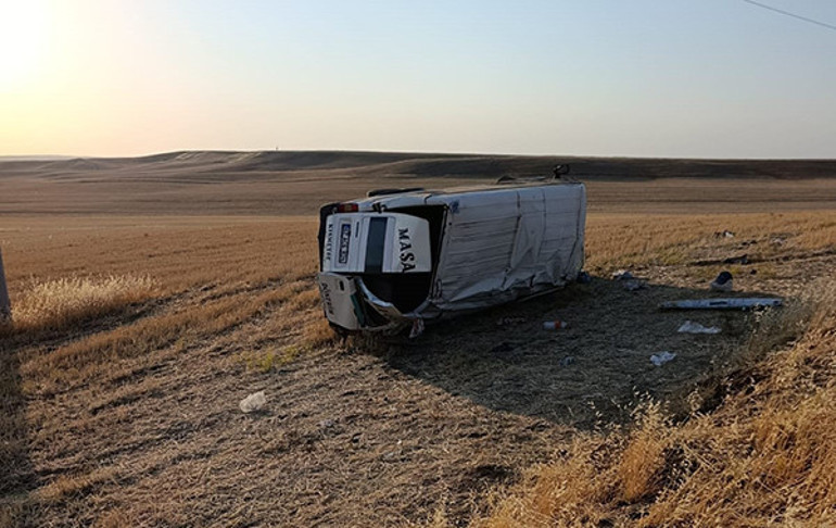 Tarım işçilerini taşıyan minibüs şarampole yuvarlandı: 17 yaralı