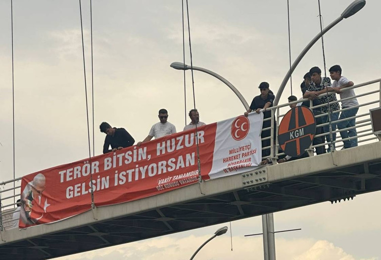 Diyarbakırda Terörsüz Türkiyeye destek: MHP ve Türk bayrakları asıldı