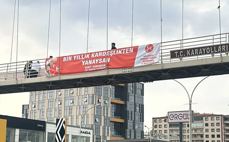 Diyarbakırda Terörsüz Türkiyeye destek: MHP ve Türk bayrakları asıldı