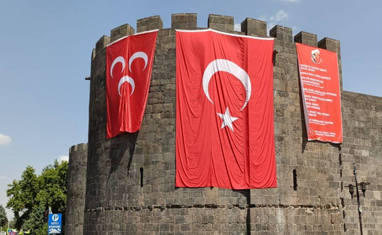 Diyarbakırda Terörsüz Türkiyeye destek: MHP ve Türk bayrakları asıldı