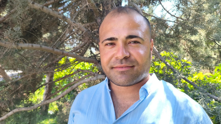 Ağaç altında dinlenirken göz göze geldi... Tuhaf sesler duyup kafasını kaldırdı, gördüğü manzarayla dehşete düştü
