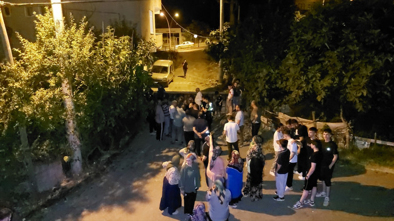 Samsunda Tapulu arsam diye yolu beton duvar ile kapattı Mahalleli isyan etti