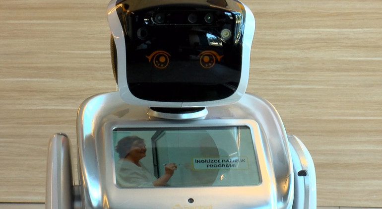 Demirören Medya ve Teknoloji Lisesinde robotla tanıtım dönemi