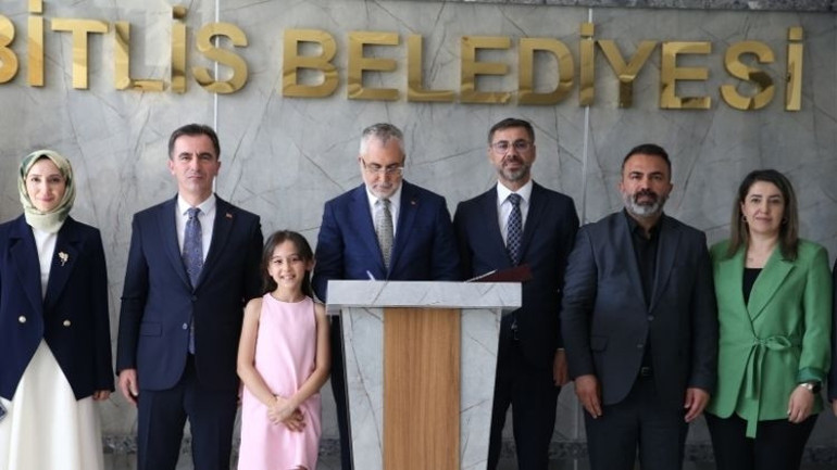 Bakan Işıkhan Bitliste konuştu: Namluların sustuğu yerde makinelerin sesi yükselecek