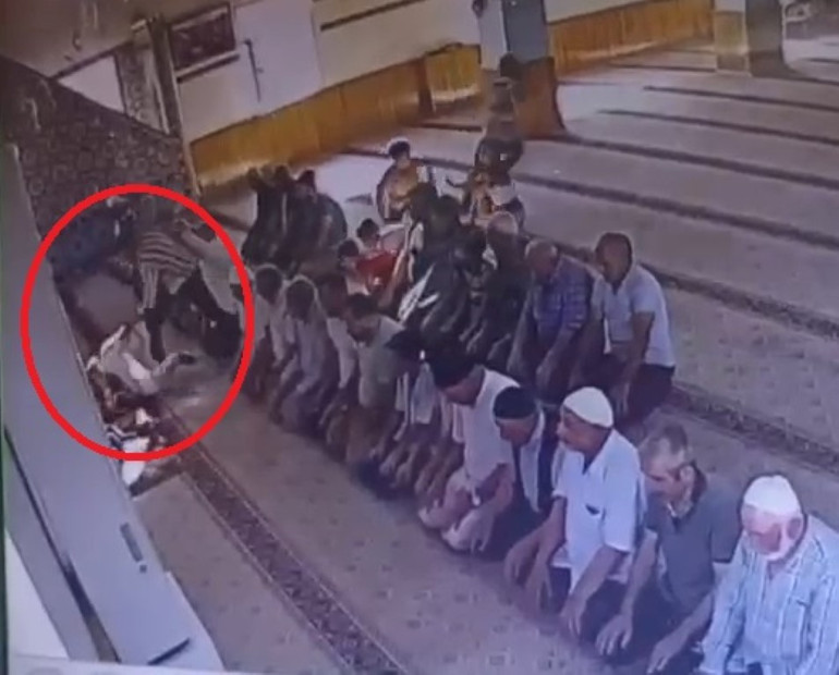 Camideki cinayetin görüntüsü ortaya çıktı Secde ederken arkasından geldi, defalarca bıçakladı
