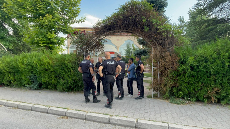 Camideki cinayetin görüntüsü ortaya çıktı Secde ederken arkasından geldi, defalarca bıçakladı