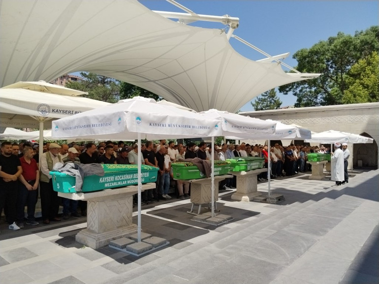 Camideki cinayetin görüntüsü ortaya çıktı Secde ederken arkasından geldi, defalarca bıçakladı