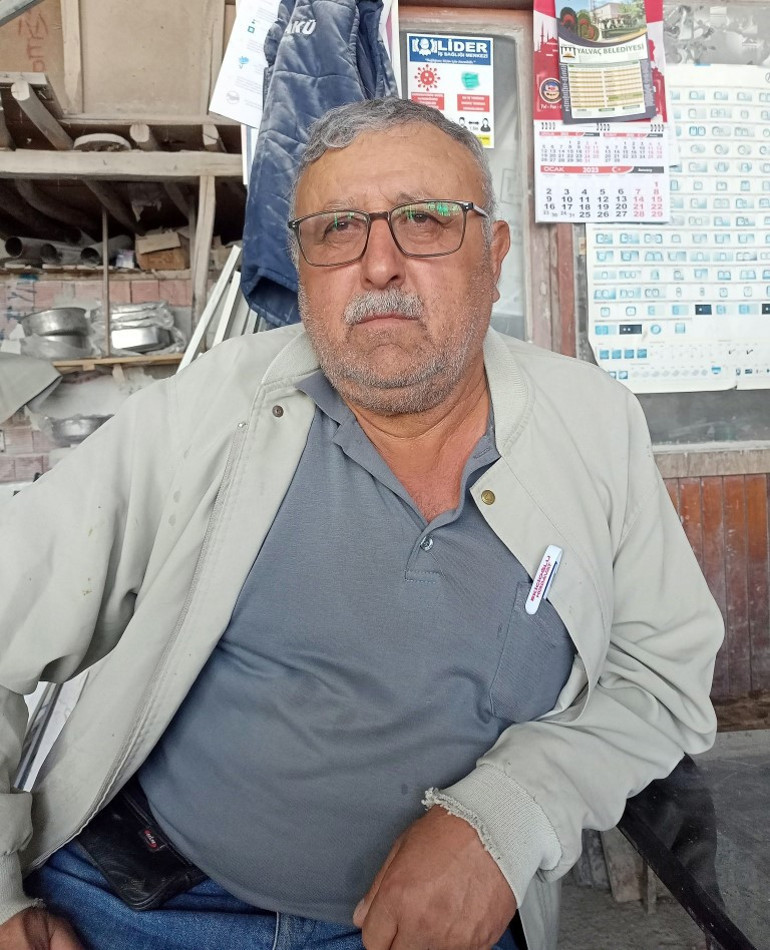 93 yaşındaki dayı dehşet saçtı Köy meydanında bastonla kovalayıp yeğenini vurdu