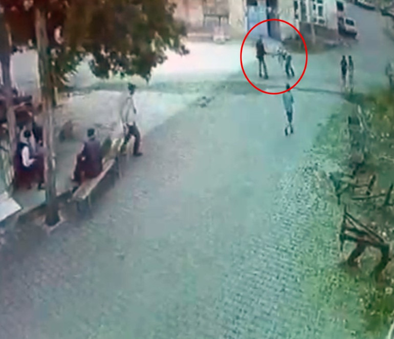 93 yaşındaki dayı dehşet saçtı Köy meydanında bastonla kovalayıp yeğenini vurdu