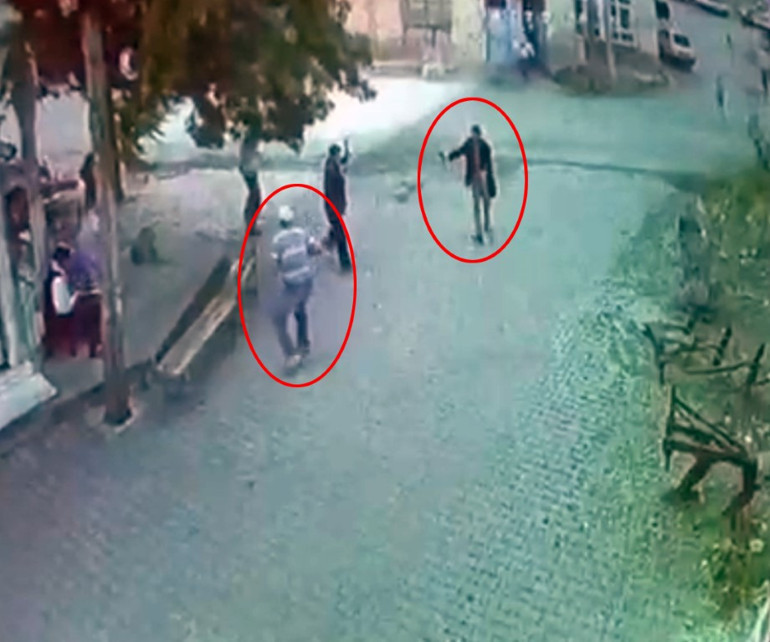 93 yaşındaki dayı dehşet saçtı Köy meydanında bastonla kovalayıp yeğenini vurdu