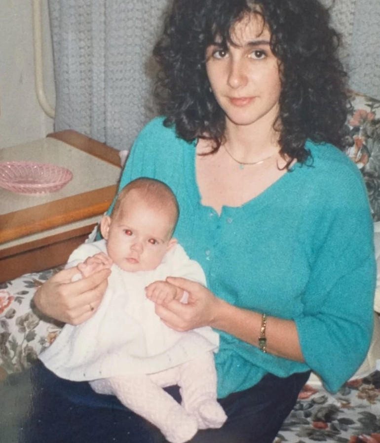 Kızının babasıyla nişanlıyken ayrılmıştı... Bilirsin ağlamayı hiç sevmem