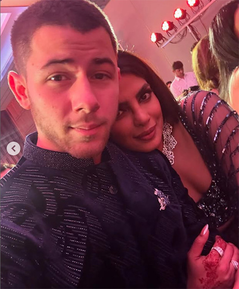 10 yaş genç kocasıyla mutluluktan uçuyor... Bu hayatta kazanan ben oldum... Yeni yaşına böyle girdi