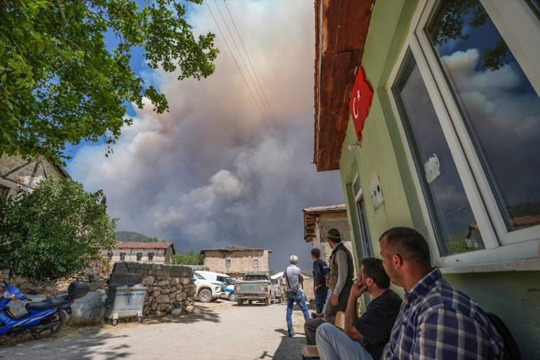 Son dakika haberi: Sakaryadaki orman yangını Bilecike sıçradı... Ekiplerin müdahalesi sürüyor