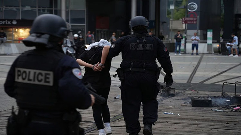 Fransanın Nimes kentinde 16 yaşından küçüklere sokağa çıkma yasağı uygulanacak