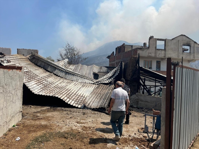 Son dakika haberi: Sakaryadaki orman yangını Bilecike sıçradı... Ekiplerin müdahalesi sürüyor