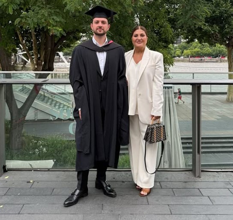 Usta oyuncunun büyük gururu Kızım onur belgesiyle mezun oldu