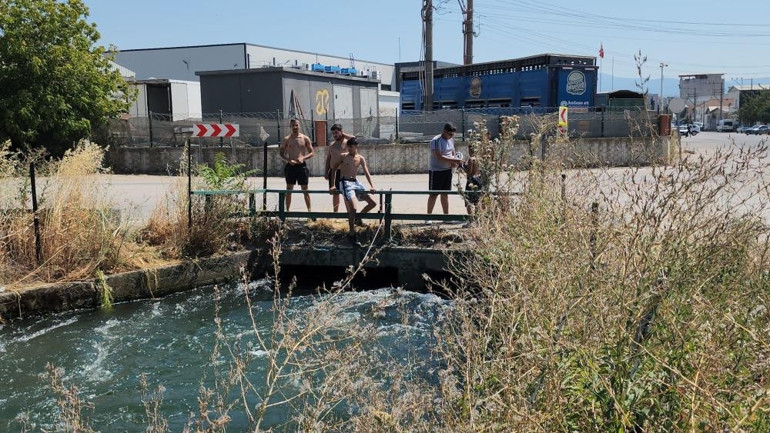 Hava sıcaklığı 40 dereceye ulaştı Bursada serinlemenin yöntemini buldular