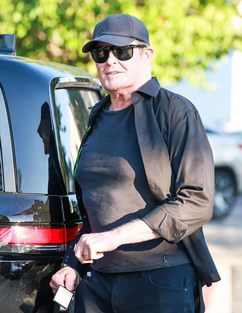 Kendine acımayana hayat hiç acımadı Yarı yaşındaki karısı bile onu genç tutamadı... Bir tek çapkın gülüşü aynı kaldı