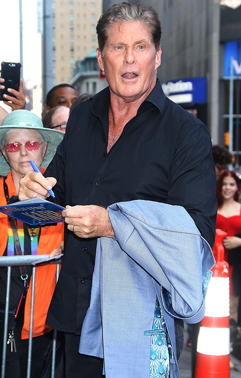 Kendine acımayana hayat hiç acımadı Yarı yaşındaki karısı bile onu genç tutamadı... Bir tek çapkın gülüşü aynı kaldı