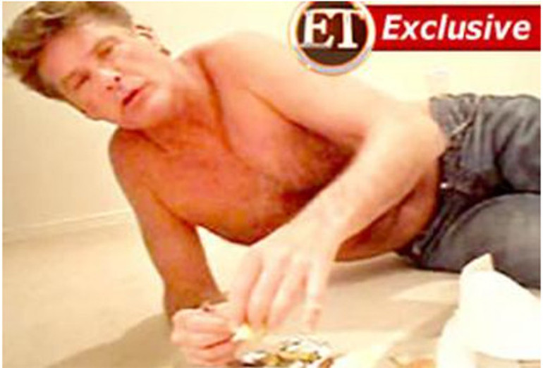 Kendine acımayana hayat hiç acımadı Yarı yaşındaki karısı bile onu genç tutamadı... Bir tek çapkın gülüşü aynı kaldı