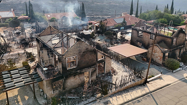 Güney Kıbrısta orman yangını Turistik kasaba küle döndü... Alevlerden kaçan iki kişi yanarak öldü