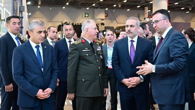 Dışişleri Bakanı Hakan Fidan, IDEF 2025’i ziyaret etti