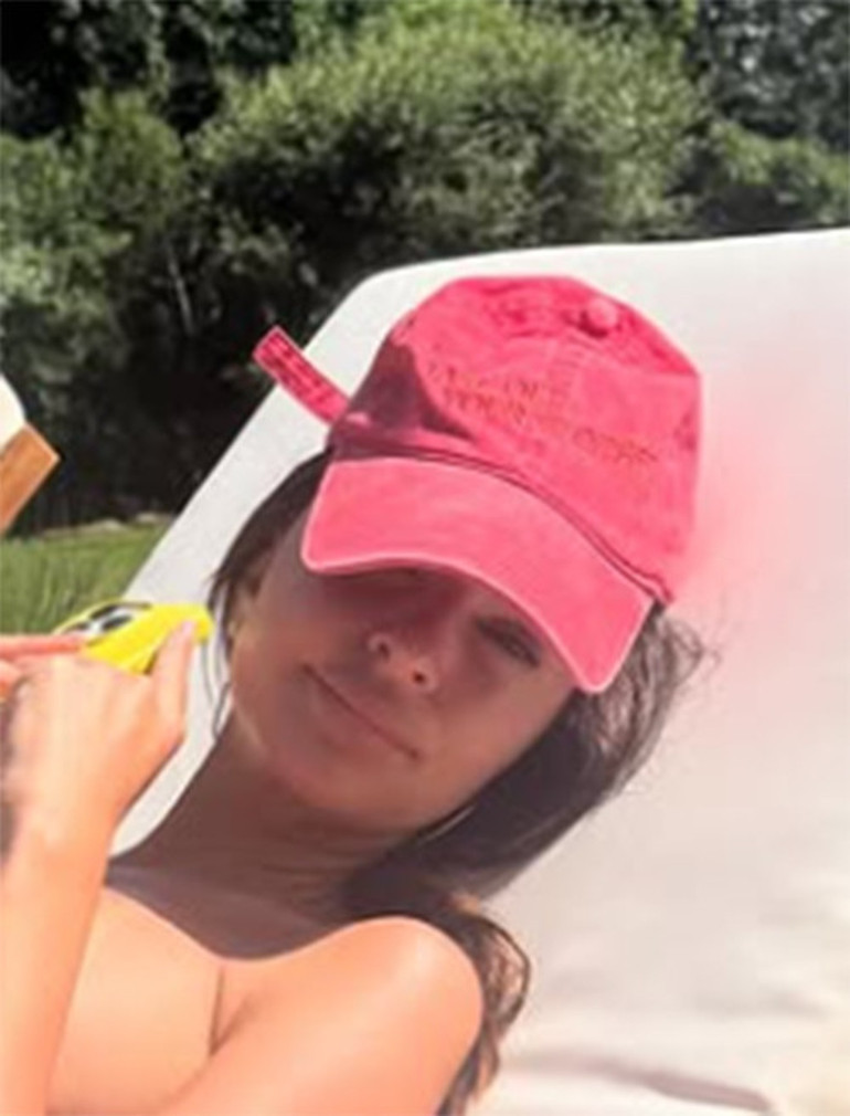 Onca güzelliğiyle kocası onu aldatmıştı...Takipçileri o paylaşımı görünce donup kaldı: Bikiniyi bile çıkarıp poz verdi