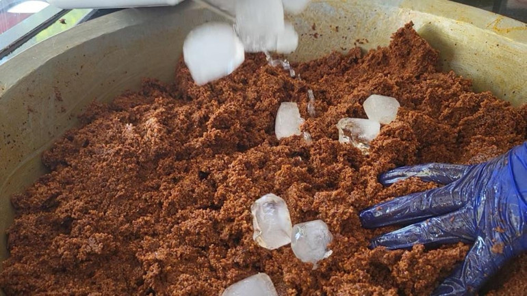 45 derecelik sıcakta buzla yoğurmaya başladılar