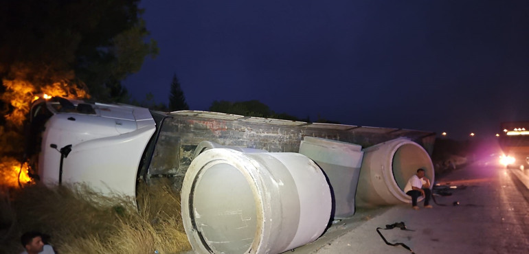 Mersinde yolcu otobüsünün tıra çarptı 9 kişi yaralandı...