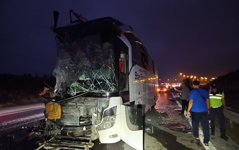 Mersinde yolcu otobüsünün tıra çarptı 9 kişi yaralandı...