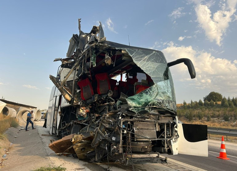 Mersinde yolcu otobüsünün tıra çarptı 9 kişi yaralandı...