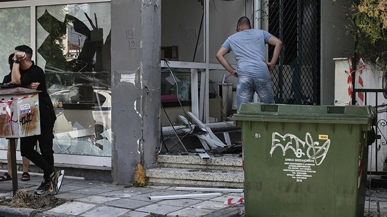 Komşuda şiddetli patlama: En az 3 kilo patlayıcı kullanıldı