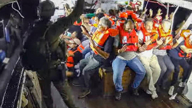 Gazzeliler açlıktan can verirken İsrailli askerler yardımları imha etti