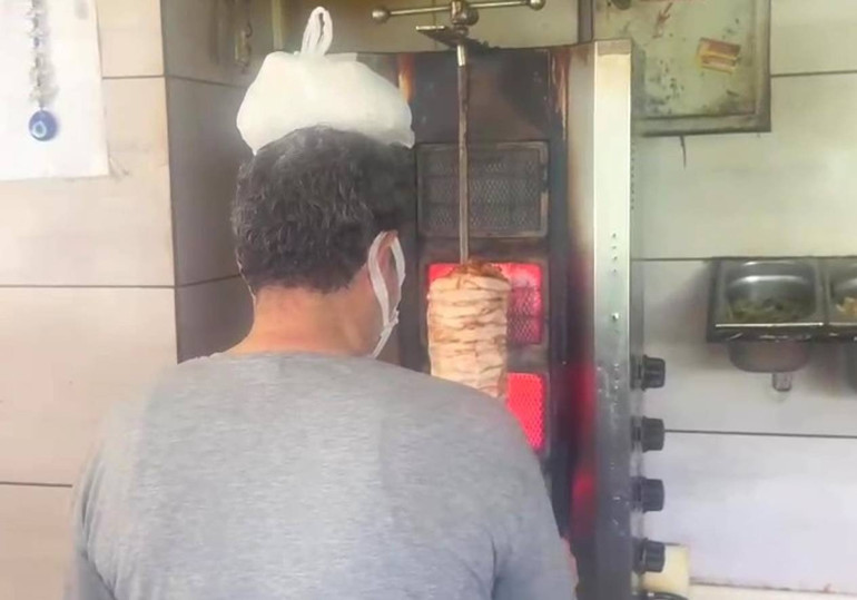 Bu sıcakta en zor işi onlar yapıyor Kafalarına buz torbası koyarak serinliyorlar