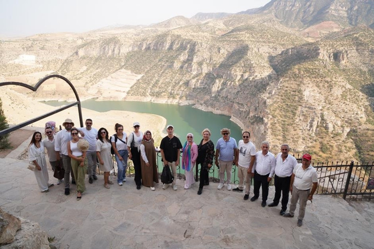 Dağlarına bahar gelmiş memleketimin
