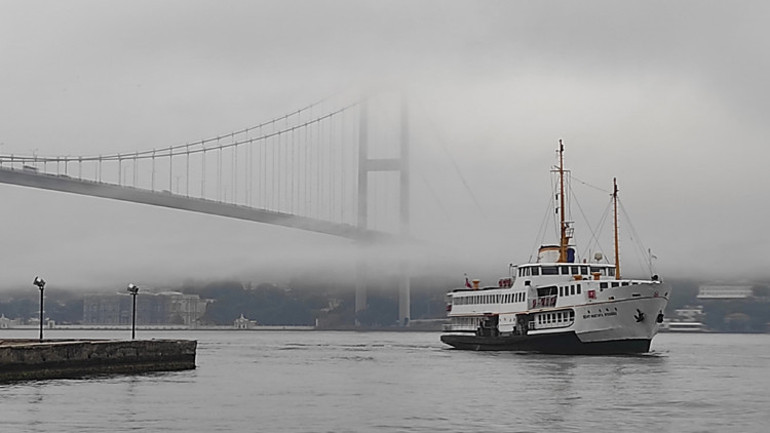İstanbul sis altında kaldı: Görüş mesafesi düştü