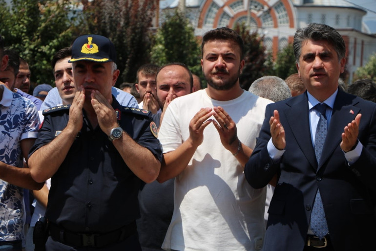 Yeşil vatan için gönüllü oldu, kaza sonucu yaşamını yitirdi... Acılı evlattan göz yaşartan veda: Bayrağa sarılı tabutunu öpüp ağladı