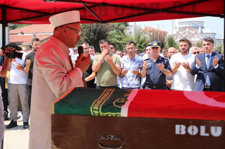 Yeşil vatan için gönüllü oldu, kaza sonucu yaşamını yitirdi... Acılı evlattan göz yaşartan veda: Bayrağa sarılı tabutunu öpüp ağladı