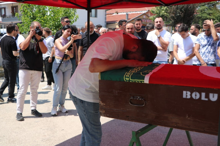 Yeşil vatan için gönüllü oldu, kaza sonucu yaşamını yitirdi... Acılı evlattan göz yaşartan veda: Bayrağa sarılı tabutunu öpüp ağladı