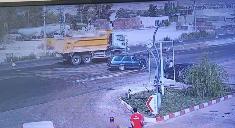 Ispartada iki otomobil çarpıştı: 1i ağır 8 yaralı