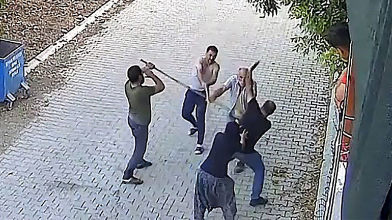 Miras anlaşmazlığı kavgasında oğullarını tüfekle vurmuştu... Görüntüleri ortaya çıktı: Yerde tekmelemiş