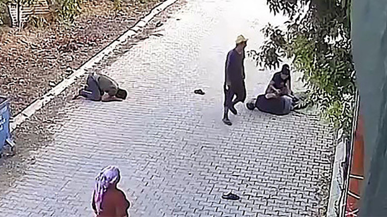 Miras anlaşmazlığı kavgasında oğullarını tüfekle vurmuştu... Görüntüleri ortaya çıktı: Yerde tekmelemiş