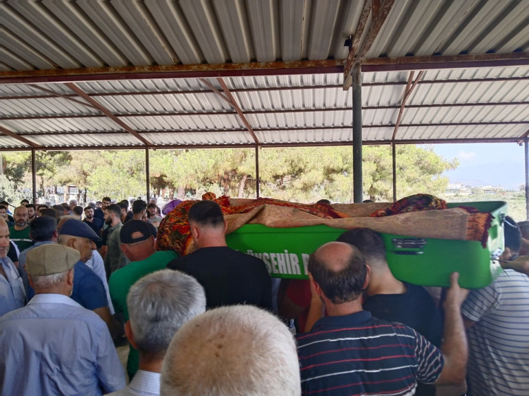 24 yaşındaki intörn doktorun kahreden ölümü... 8 ay önce vefat eden annesinin yanına defnedildi