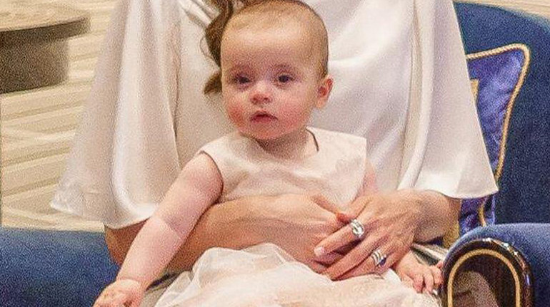 Kızım benim, bir yıl ne çabuk geçti... Daha dün el kadar bebektin... Artık abla bile oldun