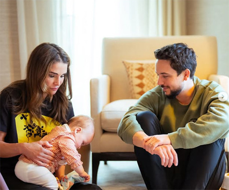 Kızım benim, bir yıl ne çabuk geçti... Daha dün el kadar bebektin... Artık abla bile oldun