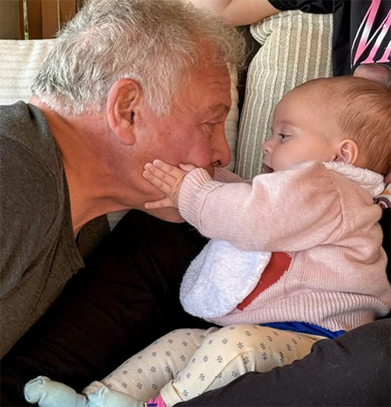 Kızım benim, bir yıl ne çabuk geçti... Daha dün el kadar bebektin... Artık abla bile oldun