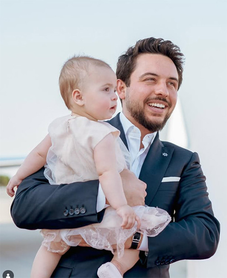 Kızım benim, bir yıl ne çabuk geçti... Daha dün el kadar bebektin... Artık abla bile oldun