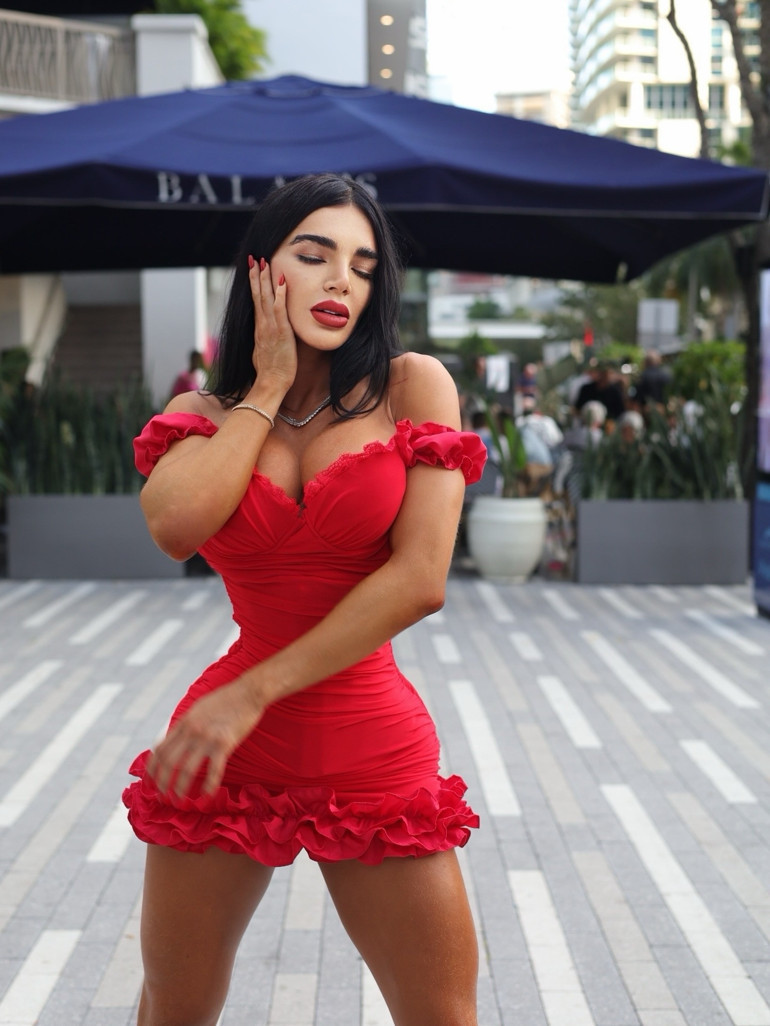 Dünyanın en ince beline sahip olmak için 1 milyon dolar harcadı Çektiği acı da cabası… ‘Yine olsa yine yaparım’