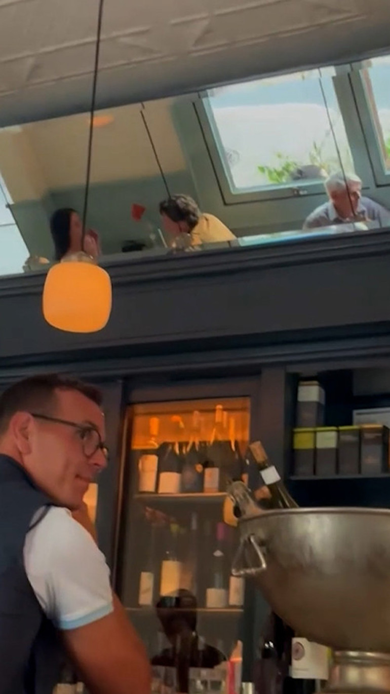 Nişanlısıyla evlenemeden ayrılmıştı... Eski başbakanla yemekte yakalandı