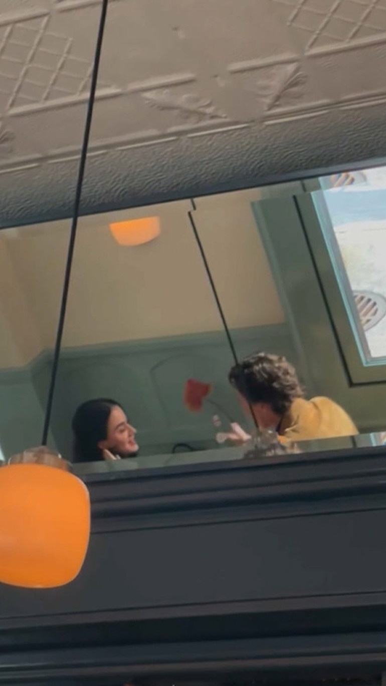 Nişanlısıyla evlenemeden ayrılmıştı... Eski başbakanla yemekte yakalandı